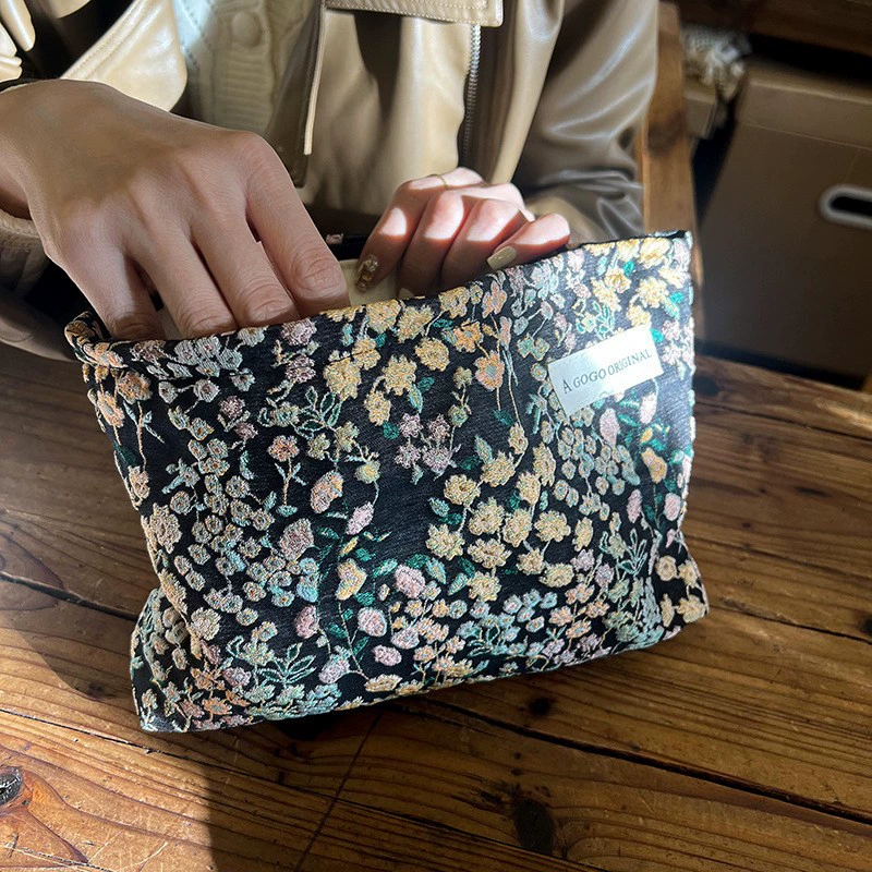 Capacious cosmetic bag, three‑dimensional travel organizer with zipper, stylish printed patterns