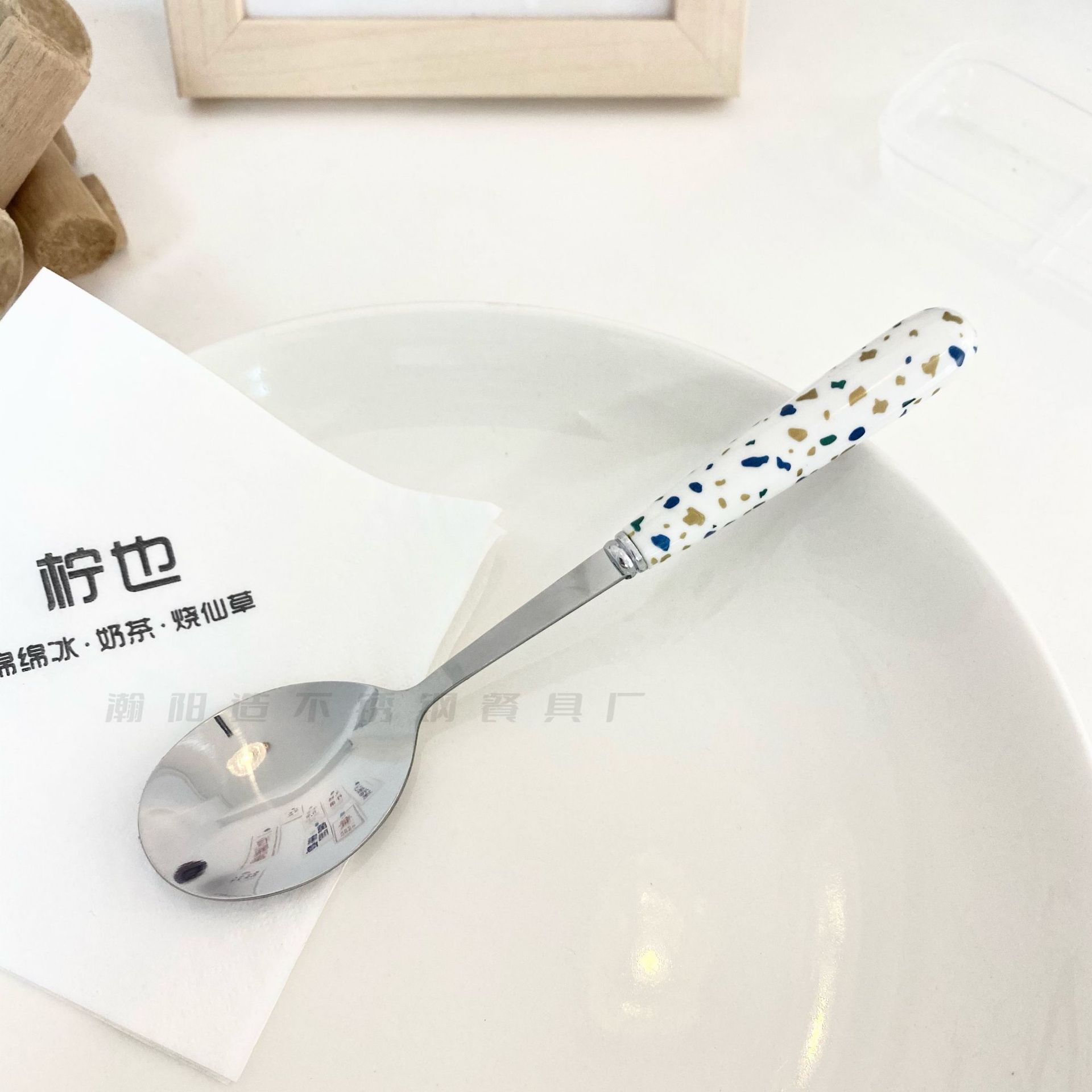 자갈 둥근 숟가락