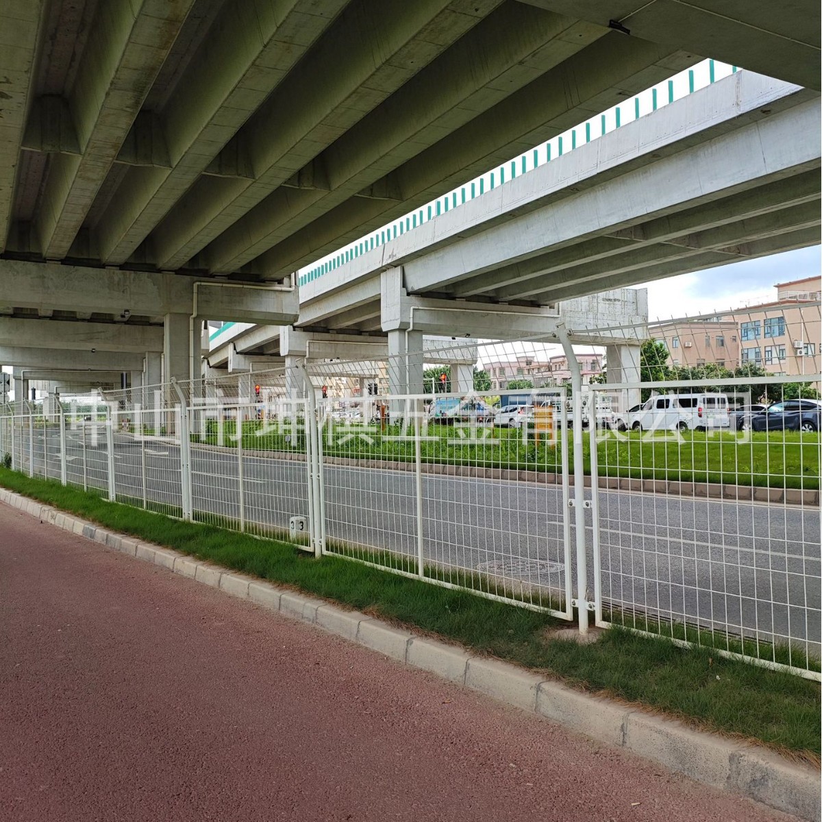 公路两侧框架护栏现货出售乡村道路护栏光伏围栏网绿色护栏厂家