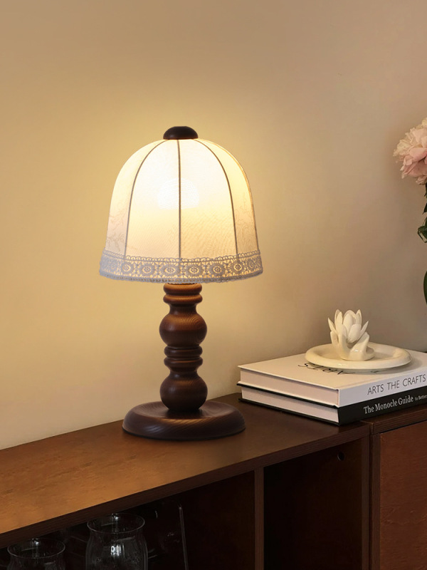 Stone Crown 2025 New French Retro Table Lamp Medieval American Living Room Grand Princess Style Bedroom Master Bedroom