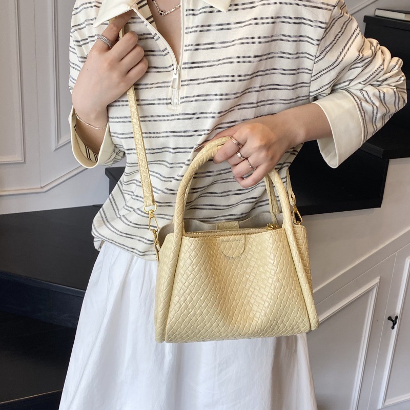 Bolso de moda coreano 2025 verano nuevo bolso femenino casual tejido bolso de hombro neto el mismo estilo bolso de mensajero marea