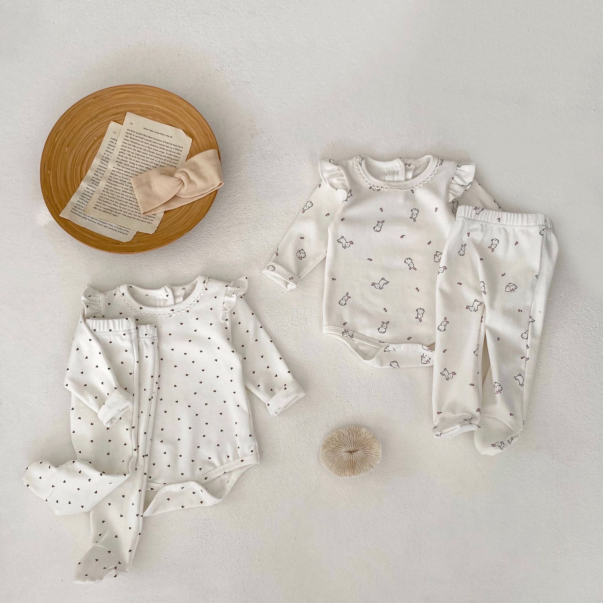 2024 Frühling 0-3 Jahre alte weibliche Baby gedruckt kleine fliegende lange Ärmel Ha Taschen Hintern Overall Crawler Kleidung_voghion.com