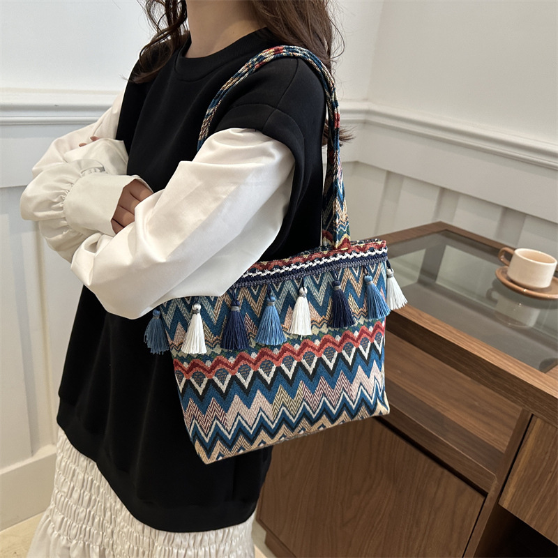 Texturas transfronterizas de moda bolso de hombro, bolso de estilo nacional, estilo de hombro bajo la axila, diseño de gran capacidad de bordas, mochila image 3
