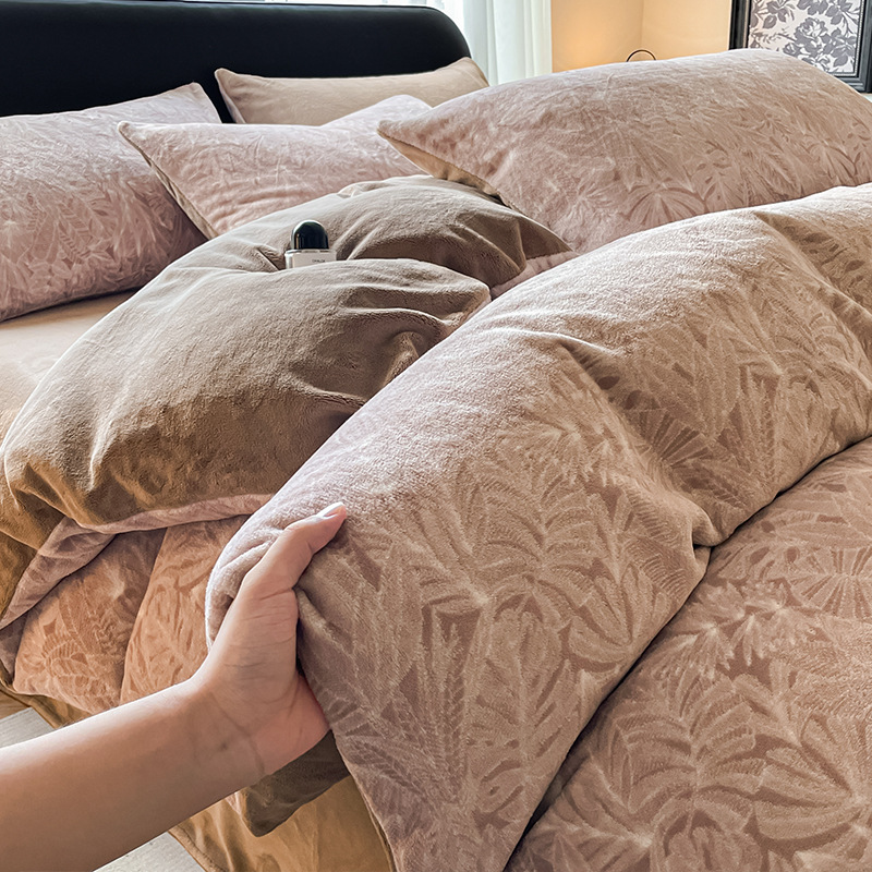 Otoño y invierno de leche de lana de cuatro piezas conjunto 2025 nuevo doble cara sábanas de lana de coral cubierta de cama de tres piezas grueso conjunto