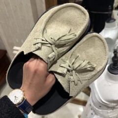 【現物】一足足で本革を踏んで毛をひっくり返します。ブランコ靴の女性の厚い底の高級感があります。