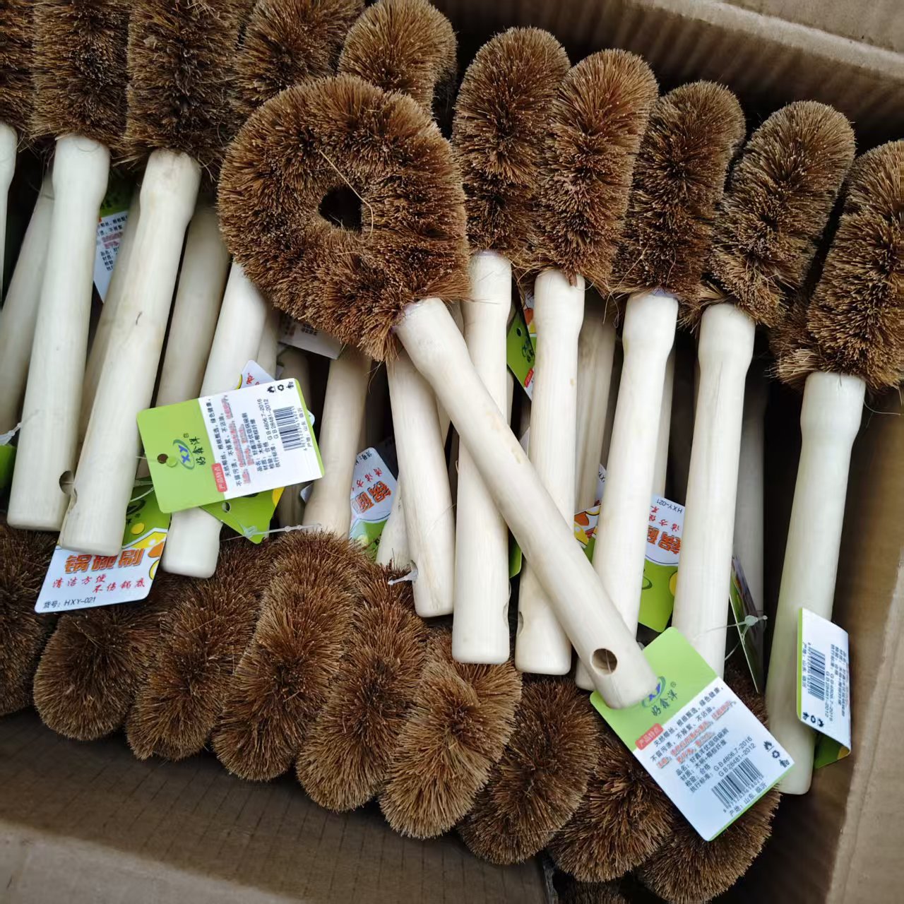 Natural coconut palm fiber brush with wooden handle, non-stick oil pot scrubber, long-handled kitchen brush for removing dirt and cleaning dishes and pots