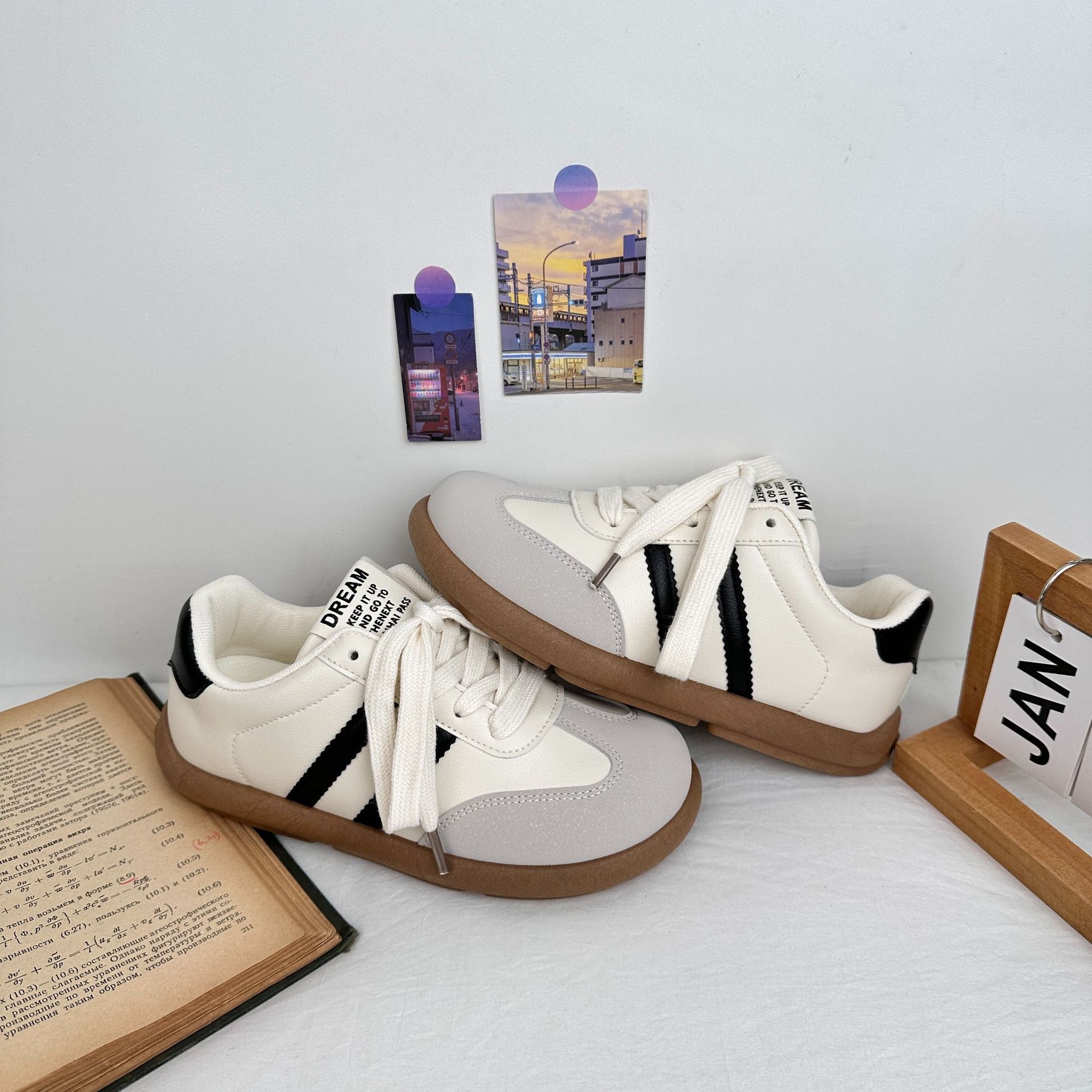 Yuanbo 2025 estudiantes zapatos de deporte de tendencia de punta cuadrada de corte bajo zapatos de entrenamiento alemán para mujer zapatos de lona casuales coreanos de todo fósforo
