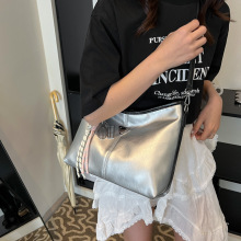 批发pu斜挎包新款亮面时尚复古小方包高级感潮流通勤女士单肩包