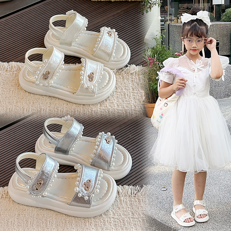 Modas para niñas sandalias versátiles de verano 2026 nuevos zapatos de playa de aire extranjero para niños grandes zapatos de princesa de perlas
