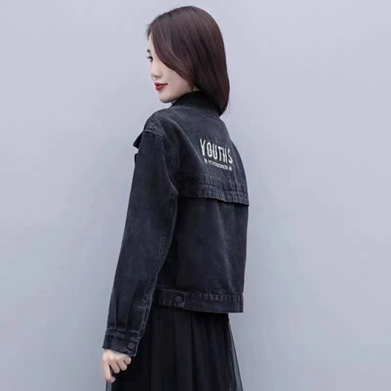 濃い色の春秋の新型の欧品の豹の紋様は毛を研ぐデニムのコートの刺繍をつなぎ合わせて穴を割って古いショートコートの女性の潮を作ります。|undefined