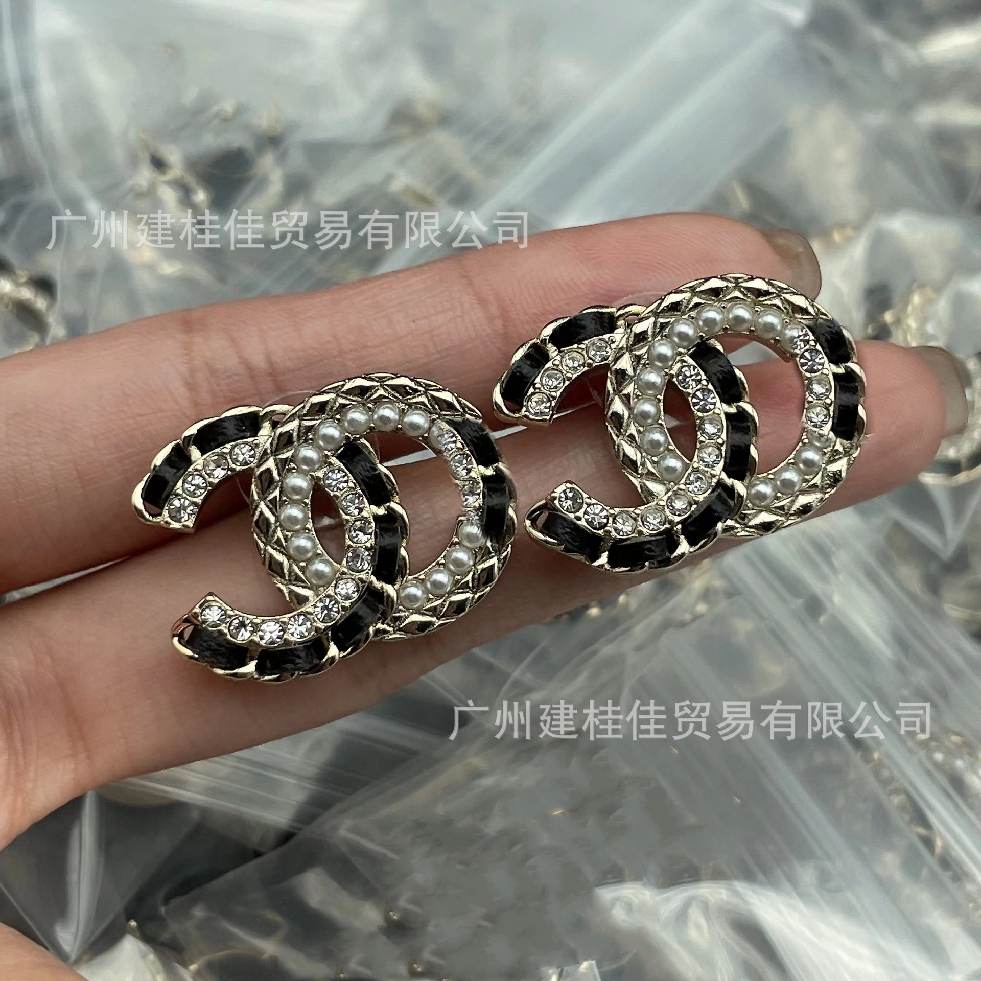 实拍香家高品质双C满钻菱格皮绳耳钉女时尚珍珠精致耳饰工厂直销