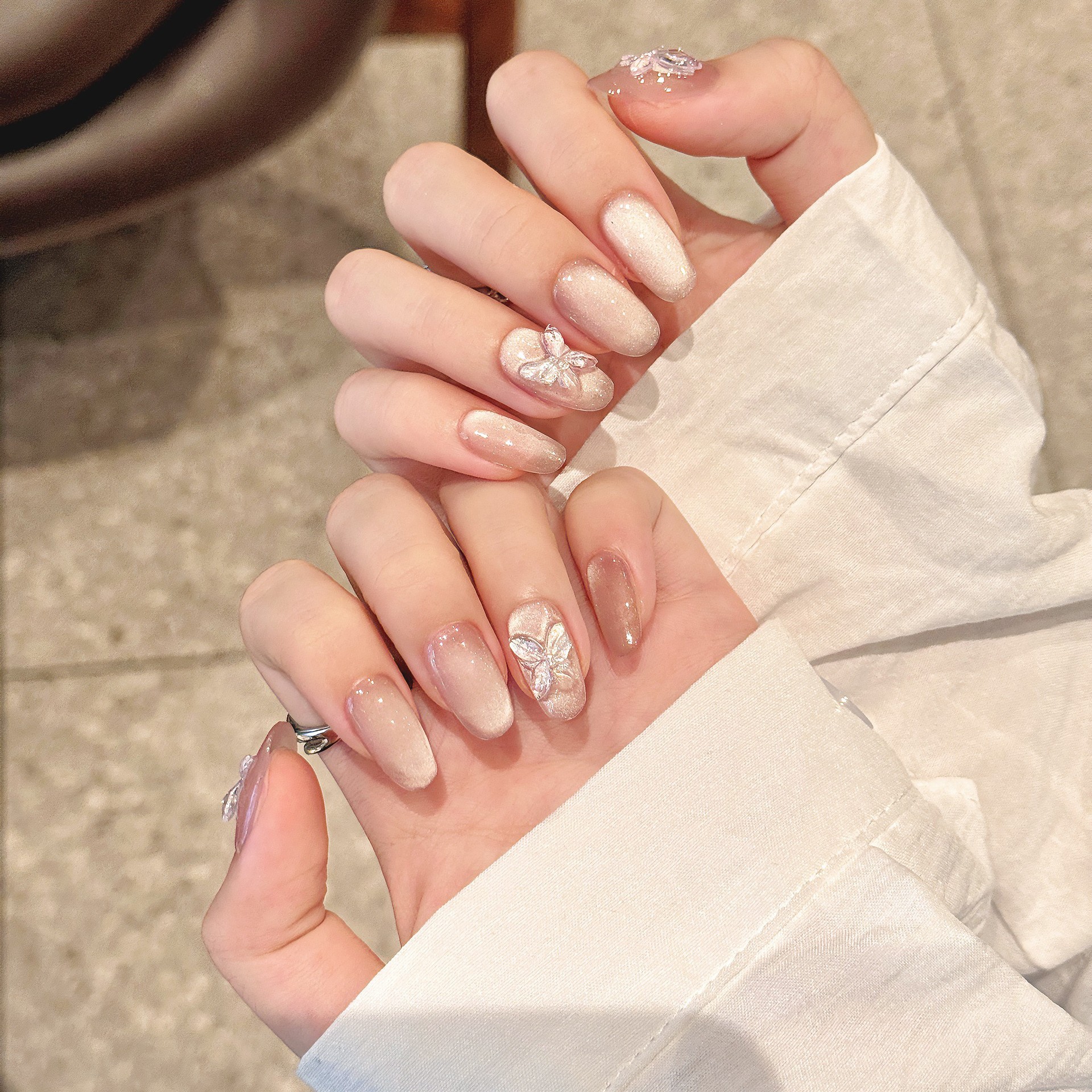 Armadura de vestir de mariposa hecha a mano, color nude, temperamento, ojos de gato, uñas blancas, pegatinas de uñas, uñas falsas hechas a mano