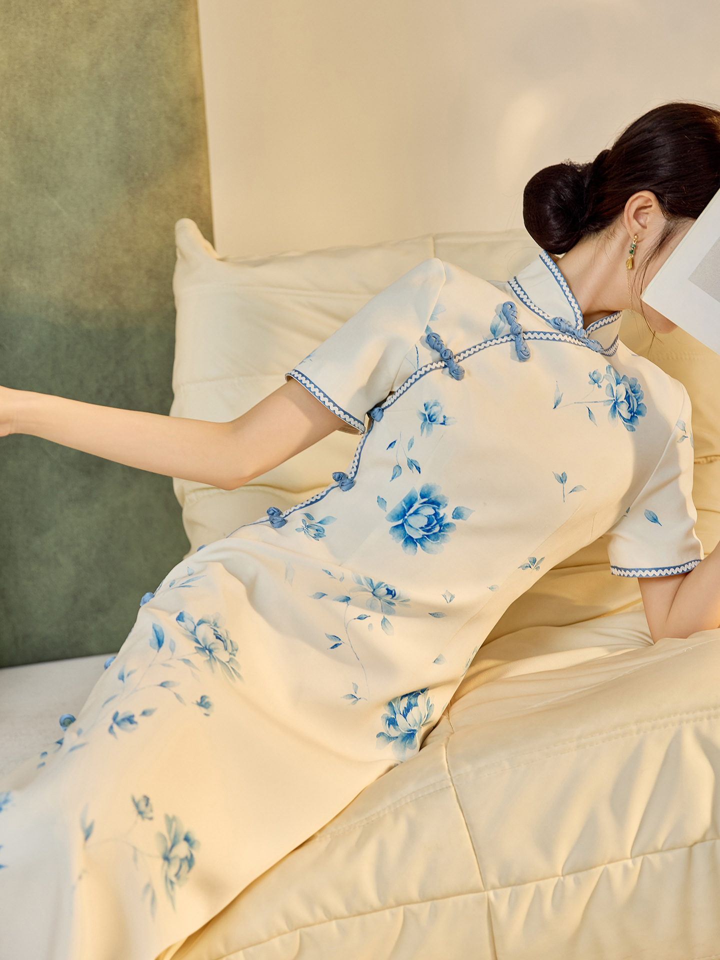 Váy sườn xám cải tiến phong cách Dân Quốc họa tiết sứ trắng xanh kèm khăn choàng N8053 — khăn choàng, chiếc váy