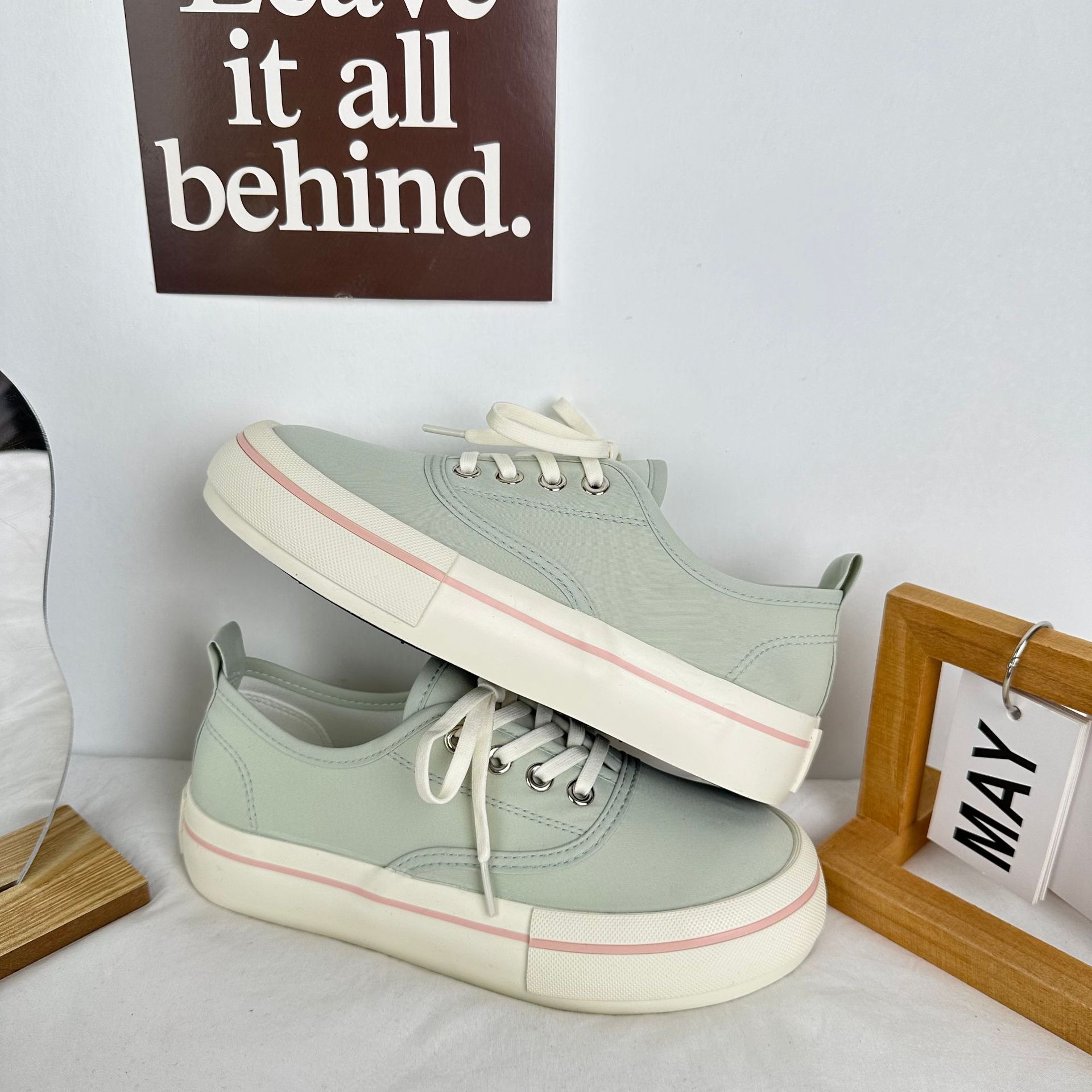 Yuanbo 2024 primavera y verano zapatos de lona transpirables para mujeres estilo de Hong Kong Harajuku color sólido zapatos blancos japoneses coreanos zapatos de mujer