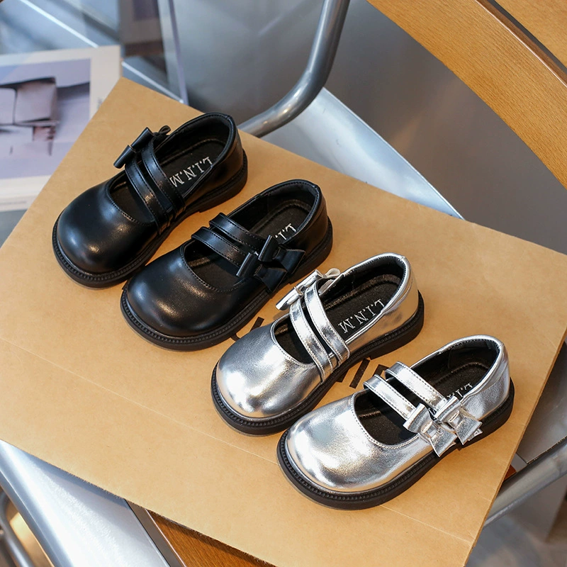 Обувь для девочек Детские кожаные кроссовки принцессы 2024 новые весенние и осенние девушки мягкие подошвы осенние представления черные кожаные туфли