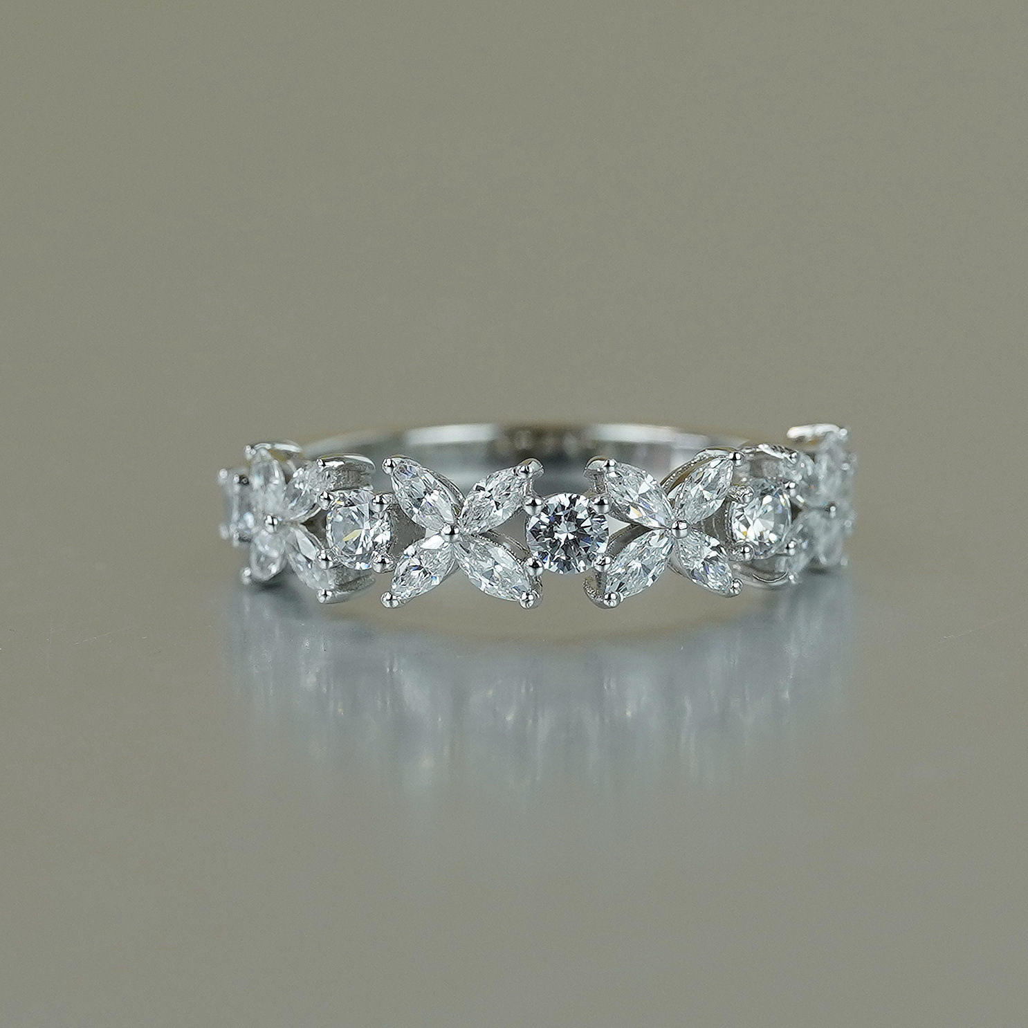 Yuntong joyería anillo de ojo de caballo anillo de diamantes de trébol de la suerte plateado 18K platino medio anillo de diamantes a juego