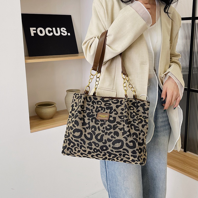 Bolso de punto simple transfronterizo bolso de mujer bolso de hombro 2024 nueva cadena bolso de estilo europeo y americano bolso de leopardo de moda