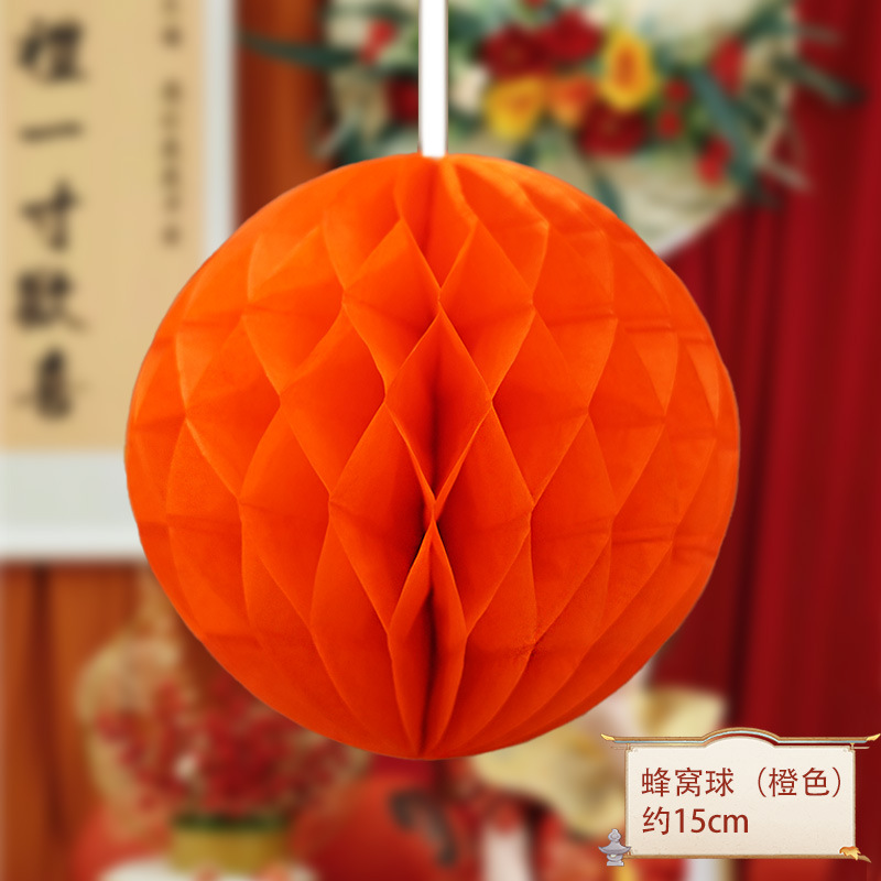 El primer aniversario del bebé decora la escena de la linterna roja, columna de panal, accesorios ceremoniales chinos.