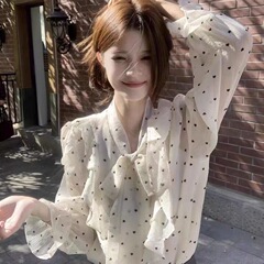 フランスの高級感のあるハスの葉の辺の波の点のシャツの女性の春秋の新型のデザイン感のストラップのシャツのゆったりしているシックな上着