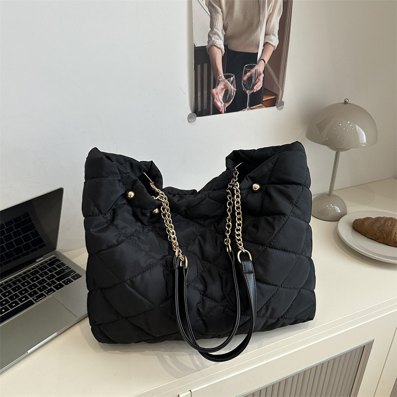 秋冬新款大容量通勤包包女2025新款时尚日韩休闲百搭羽绒服单肩包