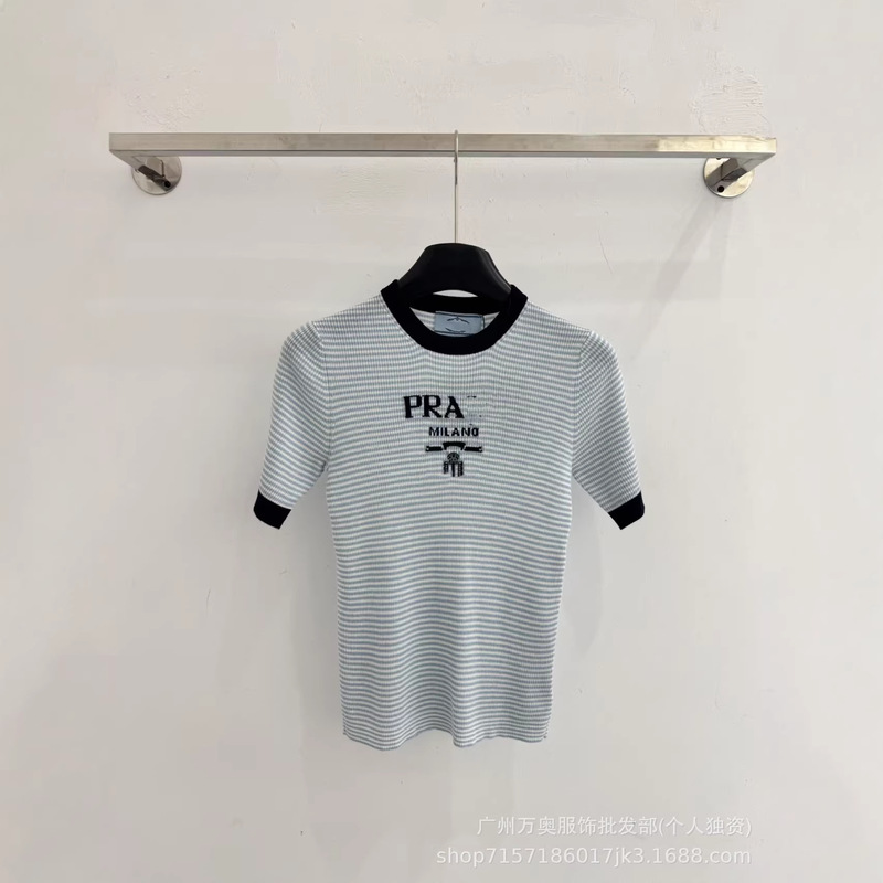 Nanyou Haute Couture P Brand 26 New Model Letter Jacquard Striped Knit Short-Sleeve Top with Iconic Letter on the Chest for Women Nanyou Haute Couture P Brand 26 New Model Letter Jacquard Striped Knit Short-Sleeve Top with Iconic Letter on the Chest for Women