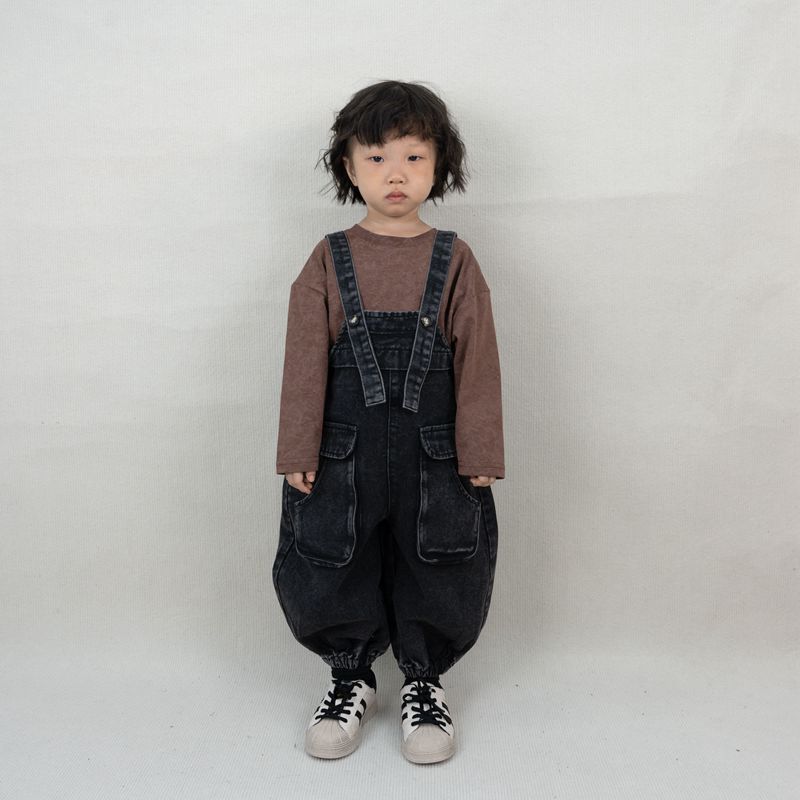 韓国の子供服の子供のバックパンツの秋の新型の男女の子供の日系の百合のサスペンダーのズボンの赤ちゃんの工装のジーパン