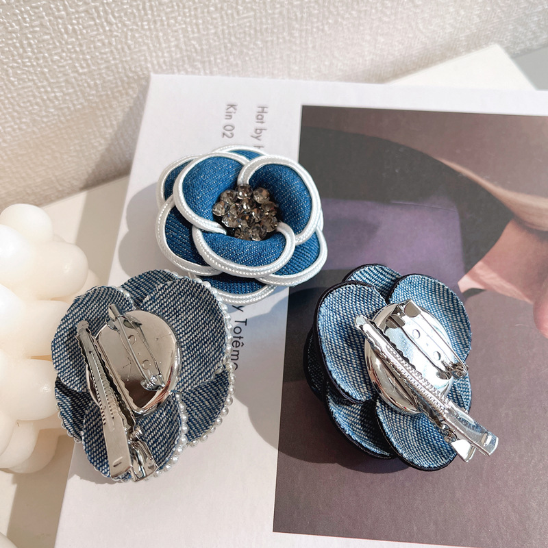 Elegante Denim Kamelie Brosche Für Damen Anzug Und Pullover_voghion.com