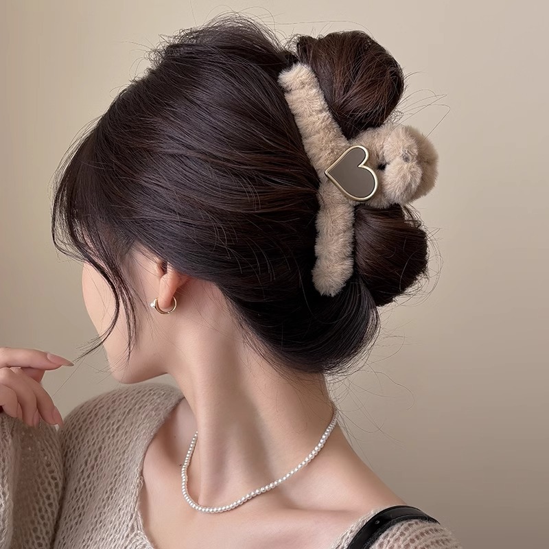 2025 nuevo clip de peluche lindo temperamento peludo detrás de la cabeza de cabello de alto nivel sensación de tiburón clip grande mujer