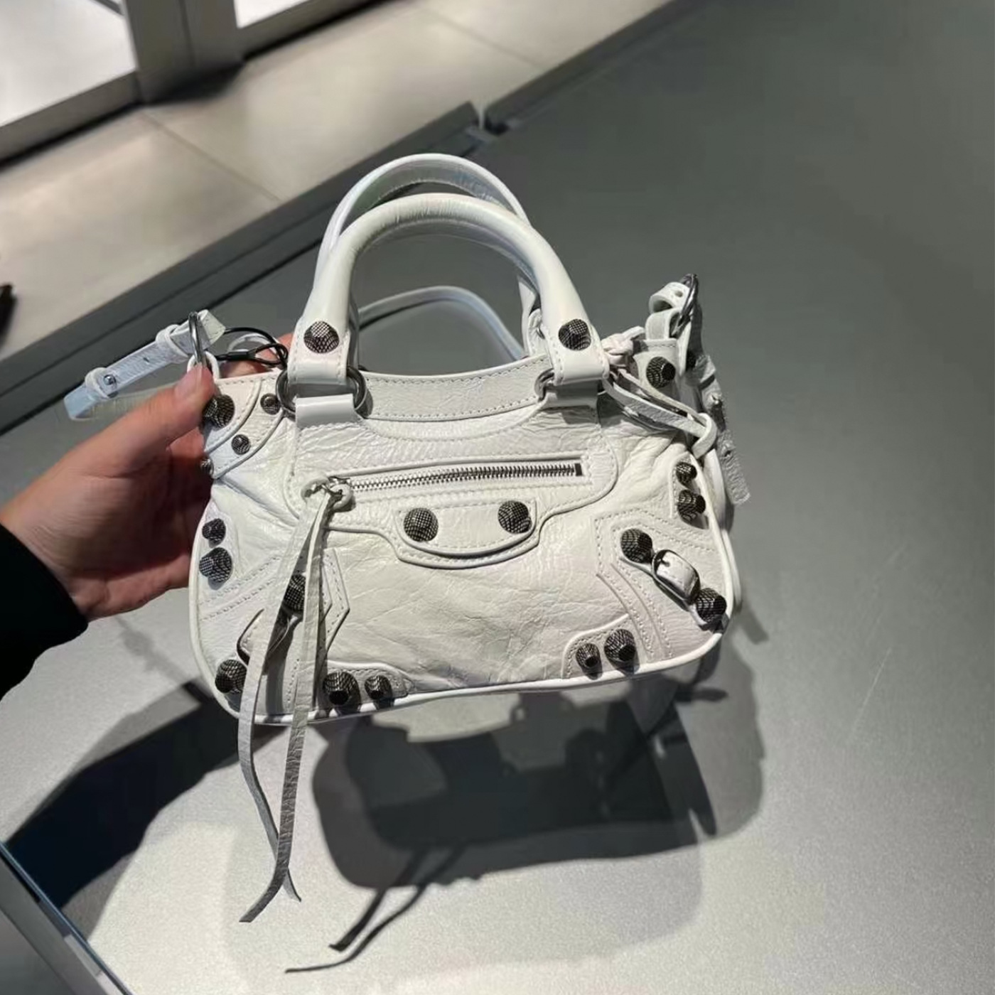 2025 New Handheld Tote Biker Bag Underarm Bag Studded Tassel Cracked Grain Pleated Cowhide Shoulder Crossbody Bag For Women - Thumbnail 4