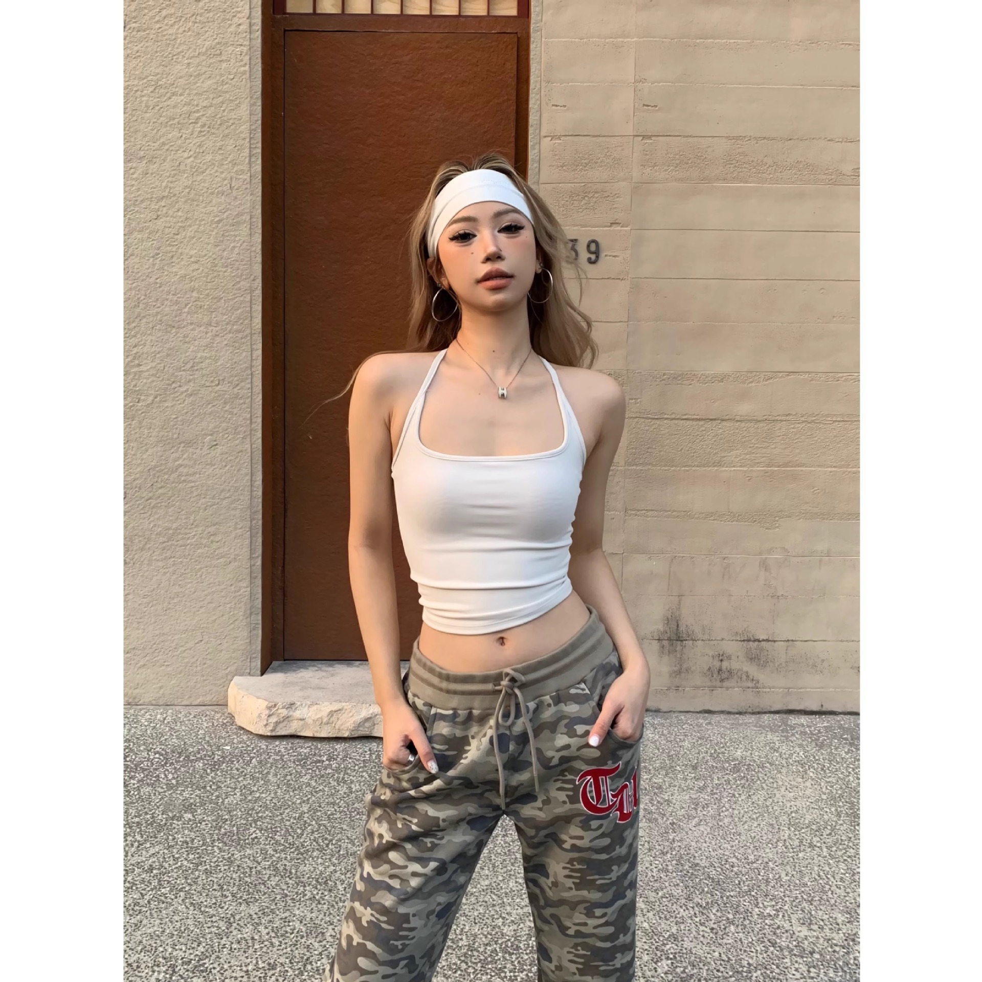 ヨガのベストの女性韓国のフィットネスは震動防止の細いベルトの一体の胸のパッドを集めて外にファッションの美背のランニングのブラジャーを着ます。