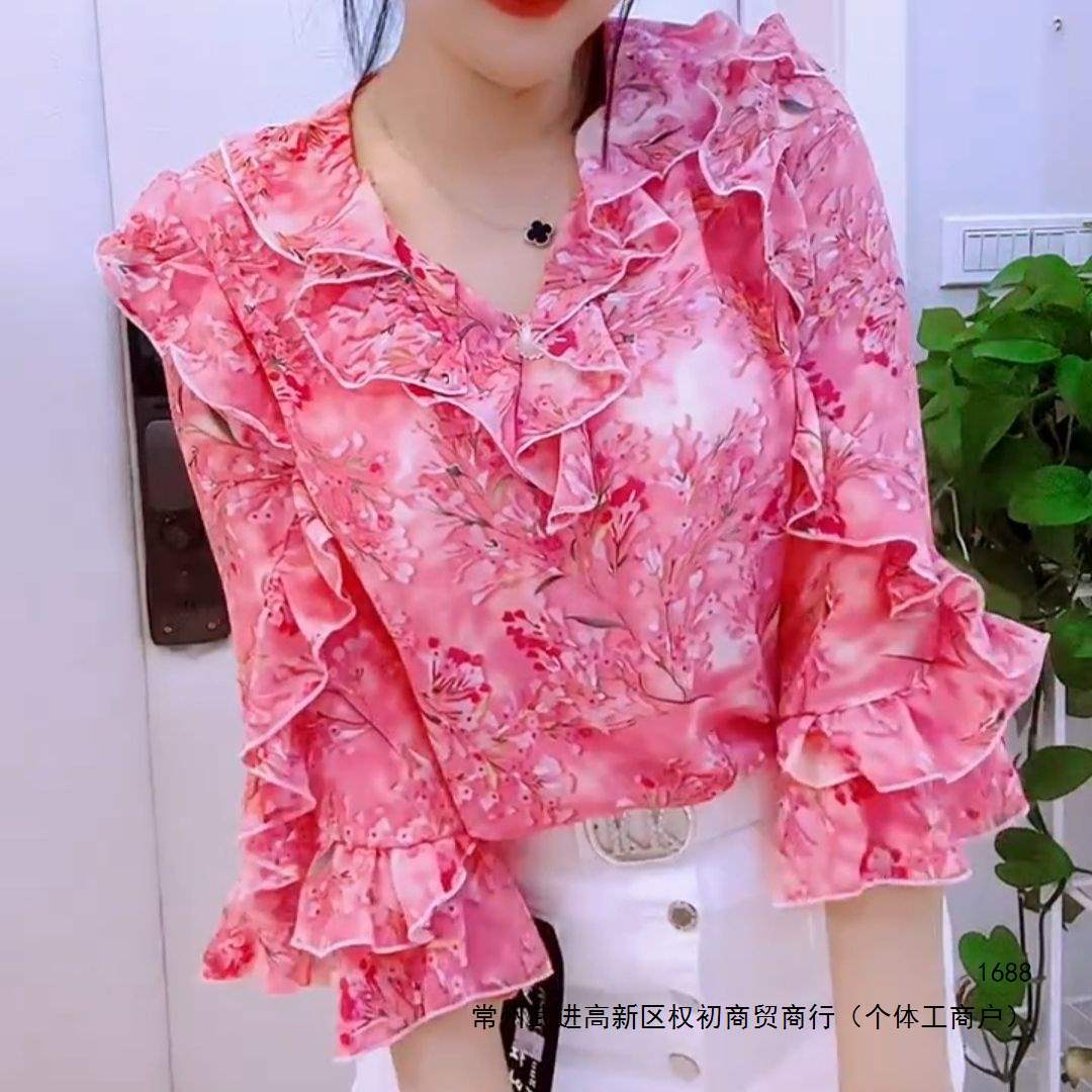 Chiffon blouse, new summer 2026 style, sweet floral print, thin, elegant, versatile, stylish, suitable for outerwear.