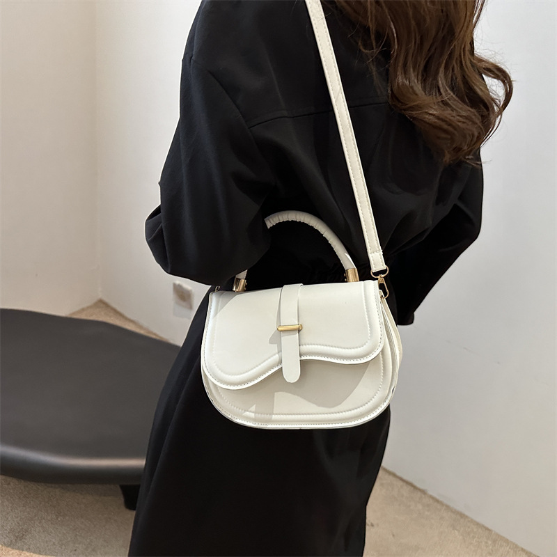 Bolsa de silla de colores caramelo 2024 primavera nueva moda de color sólido bolso de hombro inclinado