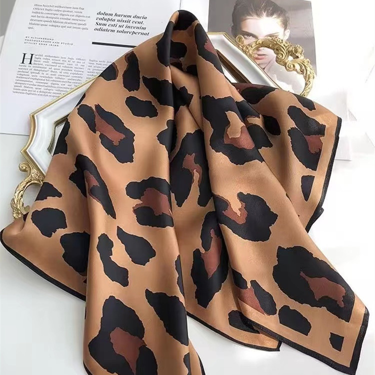 Nuevo estilo 70 bufanda cuadrada pequeña bufanda al por mayor bufanda de seda retro tridimensional letra impresa accesorios ropa profesional bufanda seda de imitación