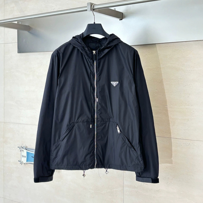 Correct Version 25Ss Prada New Recycled Nylon Classic Triangle Logo Zipper Windbreaker Casual Jacket Correct Version 25Ss Prada New Recycled Nylon Classic Triangle Logo Zipper Windbreaker Casual Jacket