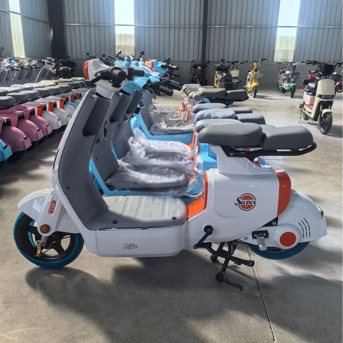Exportación de comercio exterior nuevo modelo de automóvil de batería H1 exportación de motocicletas eléctricas para hombres y mujeres fabricantes de vehículos eléctricos adultos venta directa al por mayor