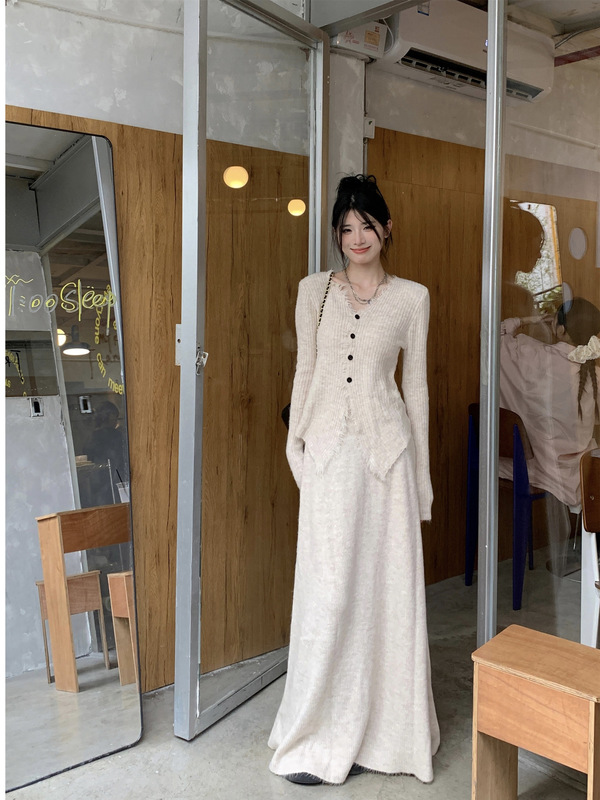 2025秋冬新作 ティーシリーズ ゆったりとしたデザイン フリンジ付き ソフトで柔らかなVネックフリンジニットトップス|undefined