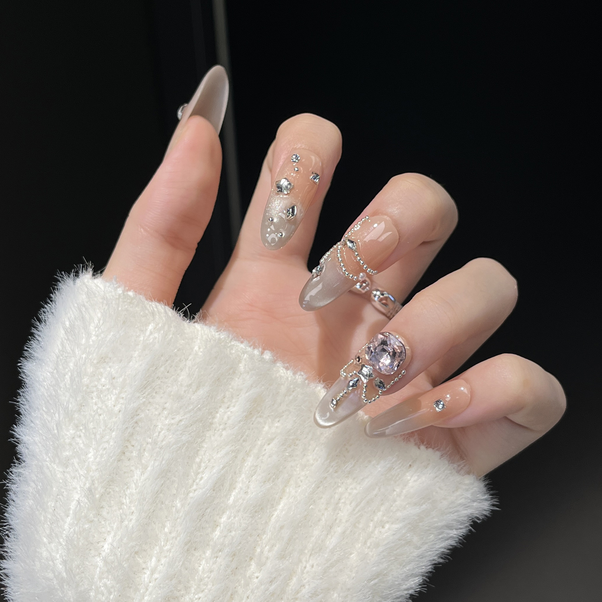 Manual puro de alto nivel desgaste manicuras flash manicuras medias largas ojos de gato bola de diamantes temperamento blanco 2026 explosión de diamantes llenos
