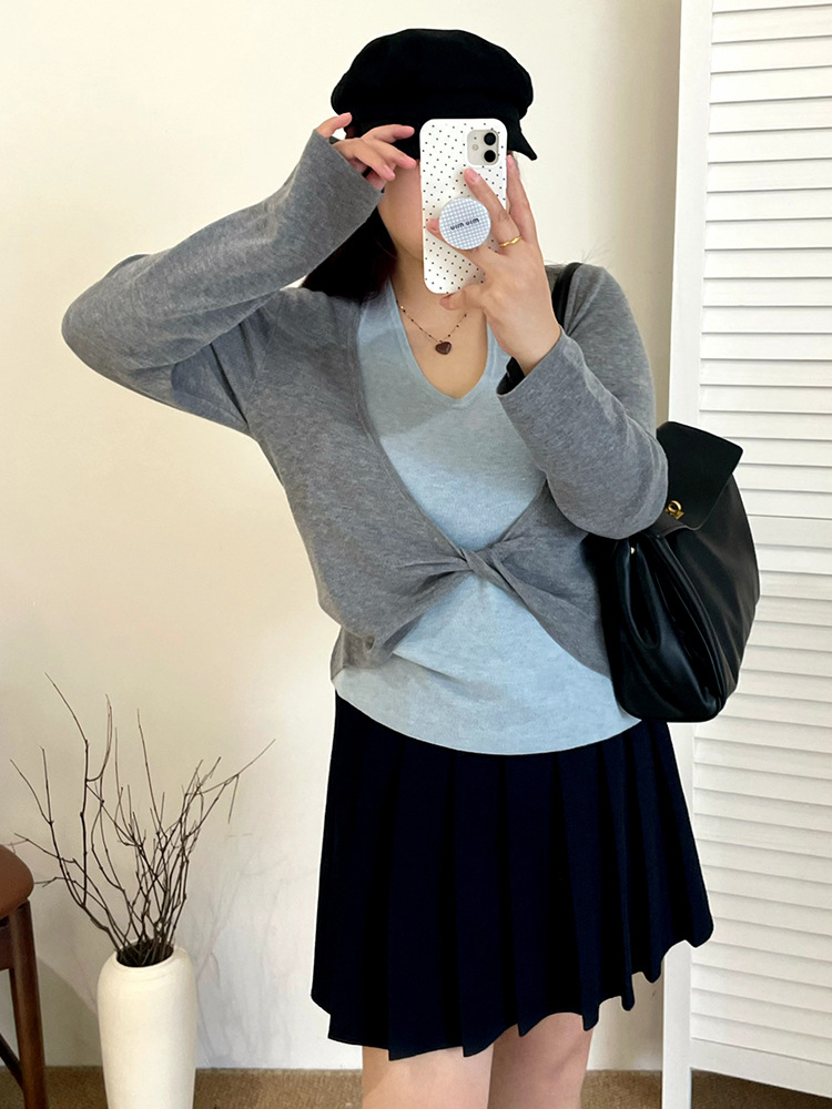 Plus-size women's wear with a stylish and design-sense faux two-piece top for 2025 autumn, a laid-back off-the-neck knitted sweater for chubby girls 23210