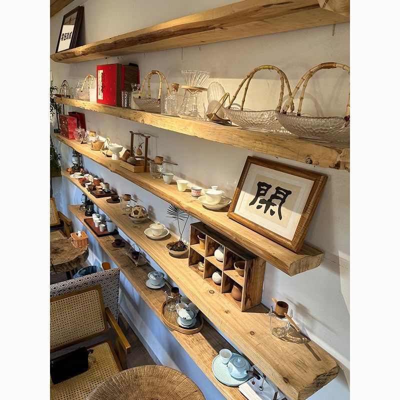 一字の仕切りの壁の棚のもとの生態の棚の茶室のカフェの背景の壁の民宿の実木の壁の棚の板|undefined