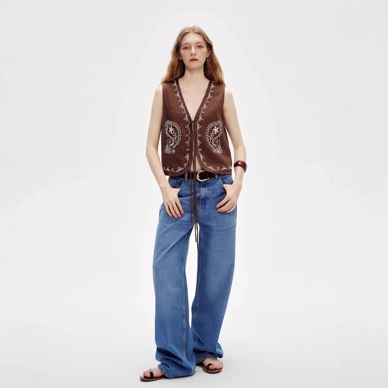 Original Heavy-Duty Three-Dimensional Embroidery, Stylish and Trendy for Summer, Naturally Breathable, All-Linen, Elegant V-Neck Vest for Women