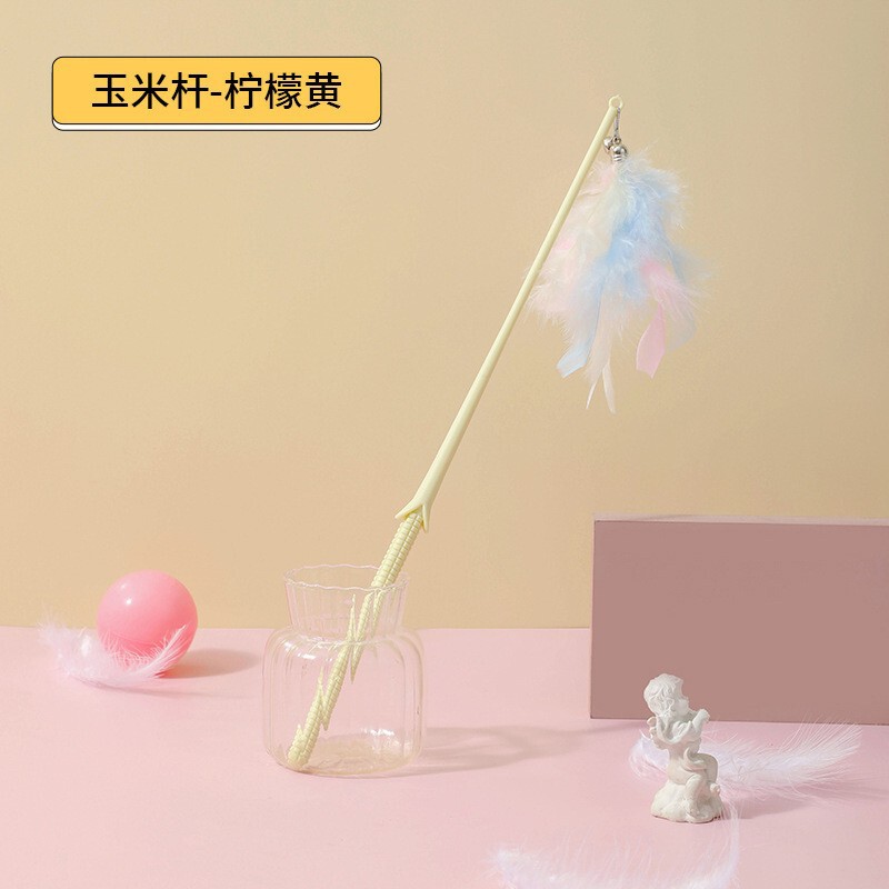 猫のおもちゃは猫の棒の猫のおもちゃの長い竿の七色の羽の鈴のペットの用品をからかいます。|undefined