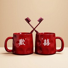 �»����ڱ���ˢ����һ���մɽ��ϴ������װ�����ɫ��ˢ���¶Ա�