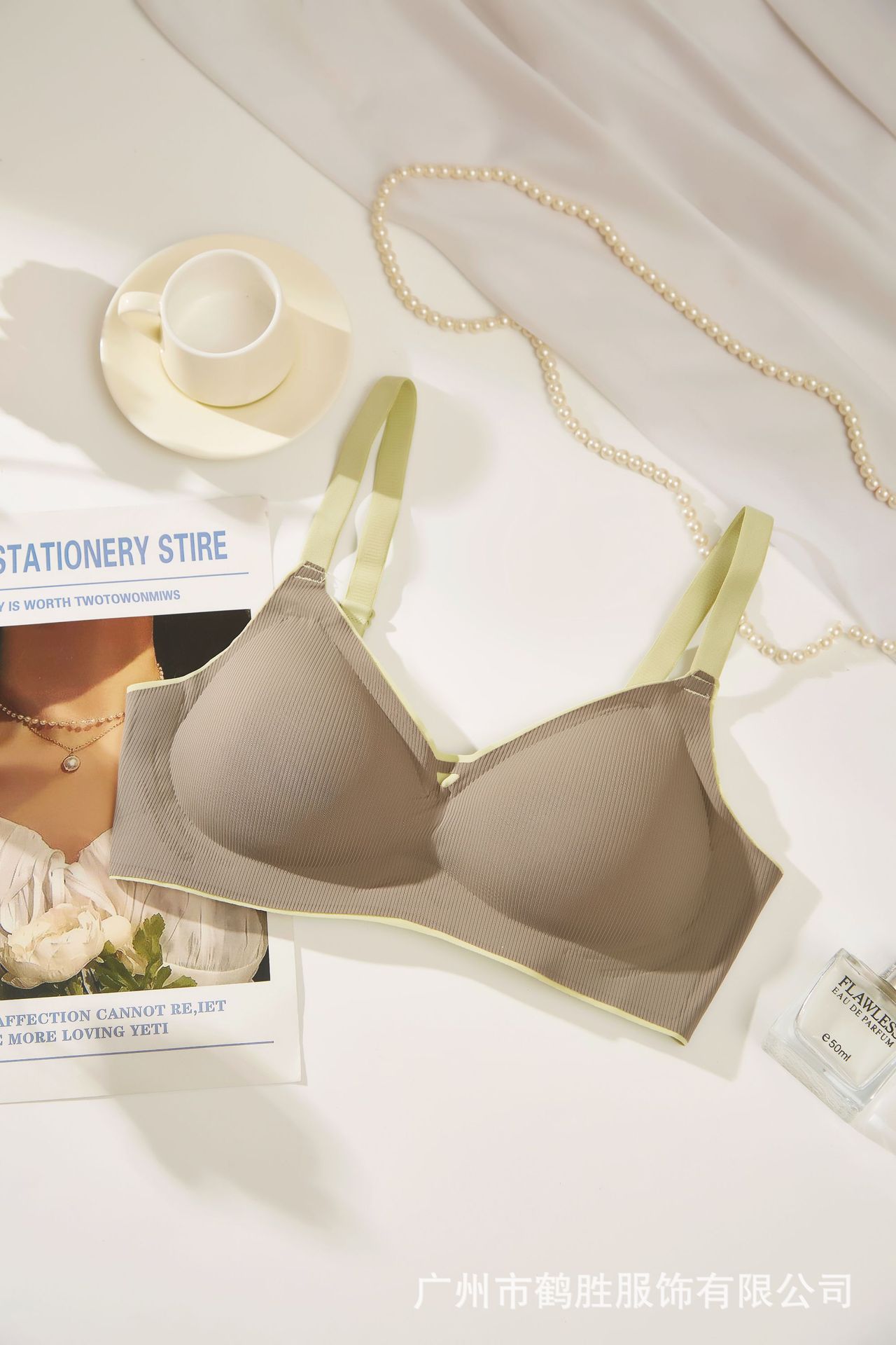 Venta directa de fábrica Comercio electrónico transfronterizo Sudeste de Asia Vietnam Tailandia Damas Pechos pequeños reunidos Sujetador lateral simple sin costuras