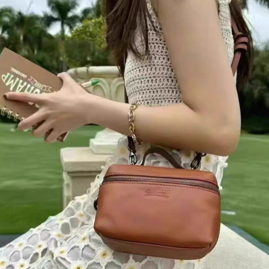 2023 휴대용 새로운 LONGXIANG 소녀의 심장 메이크업 가방 어깨 크로스 바디 백 핸드백 모든 매치 스퀘어 박스 작은 광장 가방