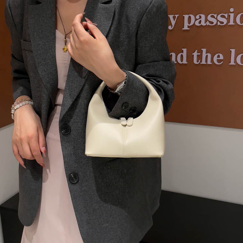 Bolsa de sensación alta 2025 nueva moda ocio versátil bolso de brazo de textura de otoño bolso de bolsillo de mano de dama