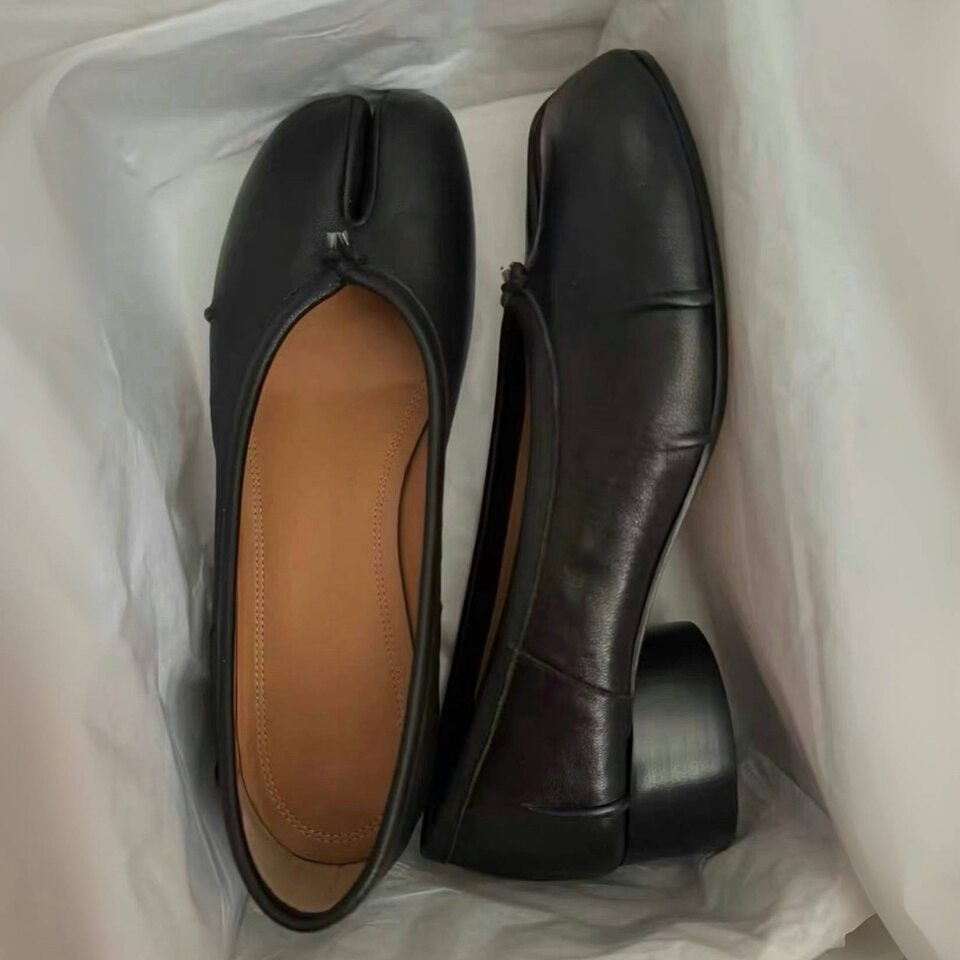 Giày Mary Jane mũi tách ngón gót vuông 3–6 cm da bò hai lớp — màu đen