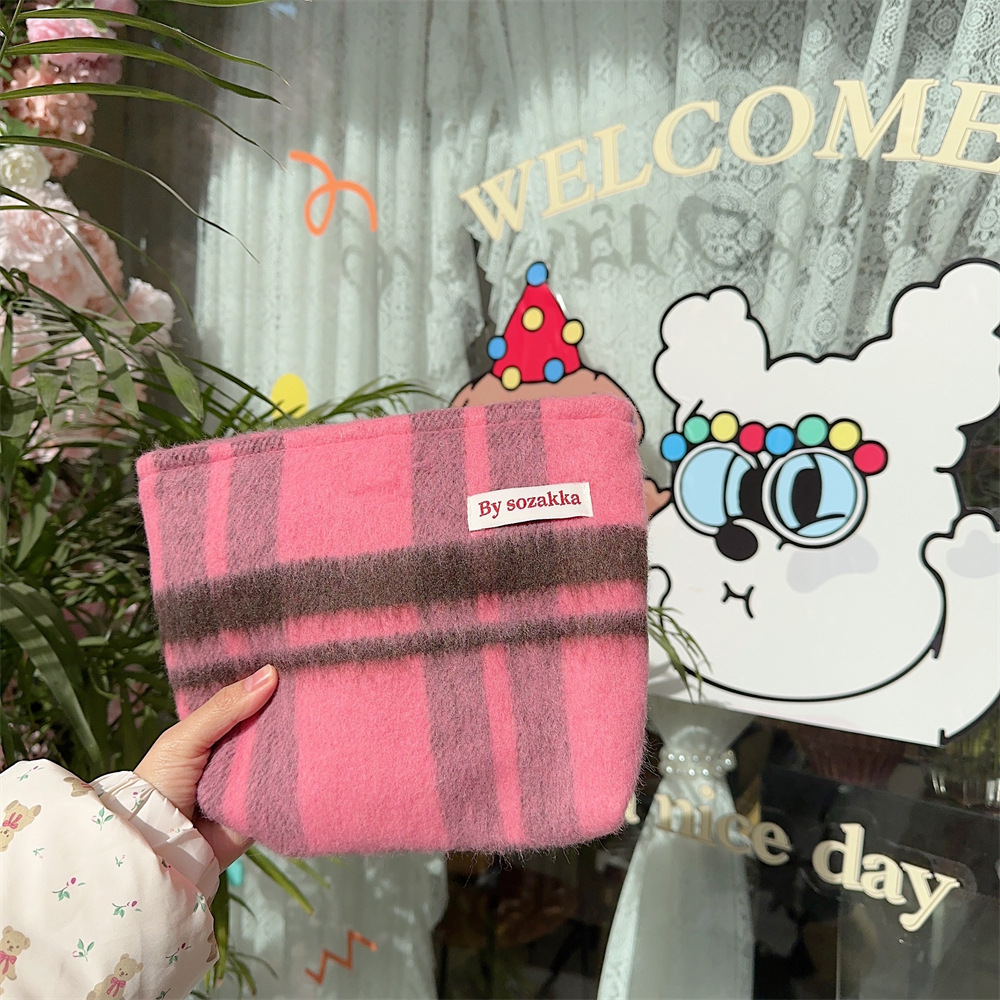 The 311023 ins Korean style checkered retro simple large-capacity woolen makeup bag is paired with a pocket purse undefined