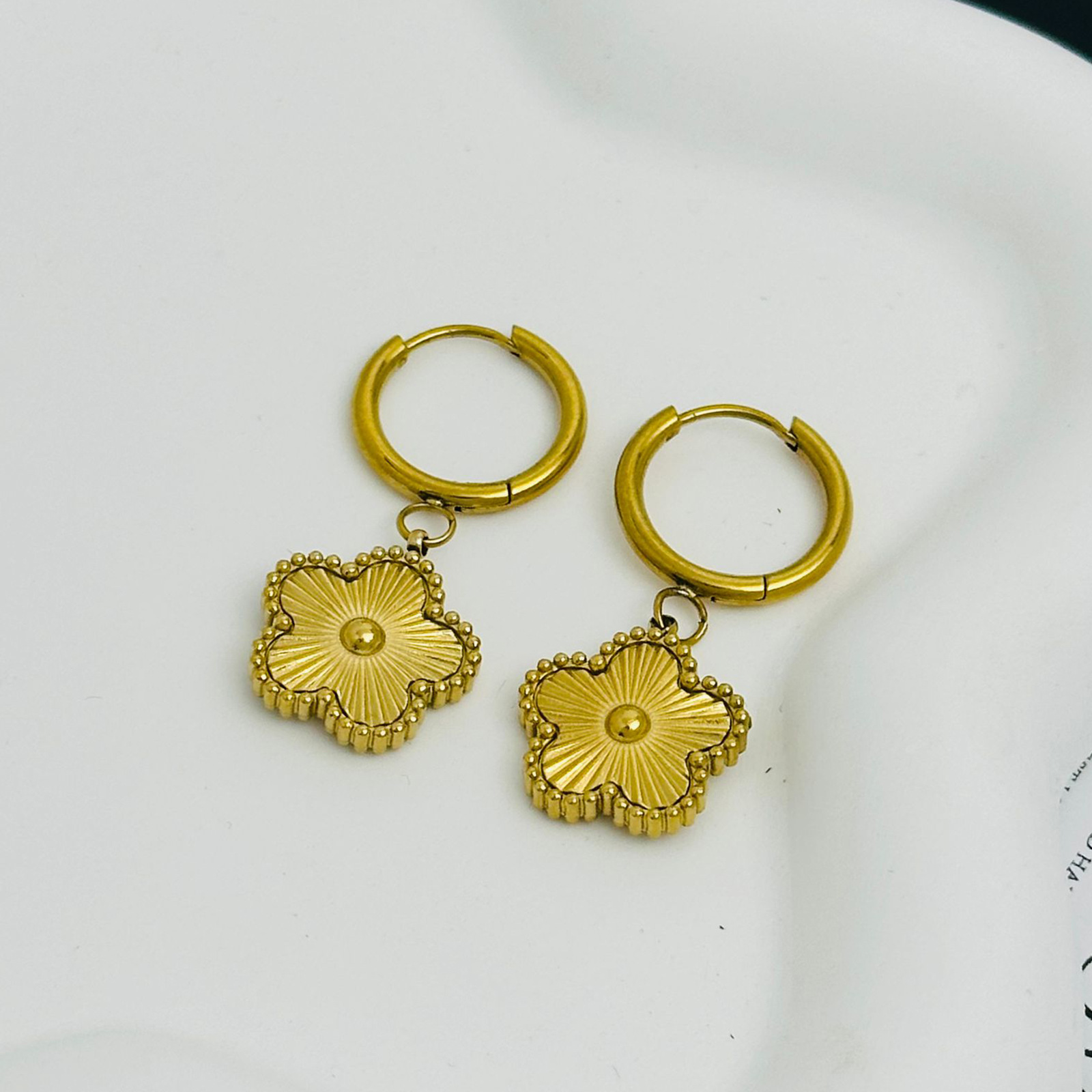 Personalidad de moda flores de acero de titanio de cuatro hojas pernos de auriculares populares femeninos pendientes dorados no se desvanecen joyas de auriculares de lujo ligero