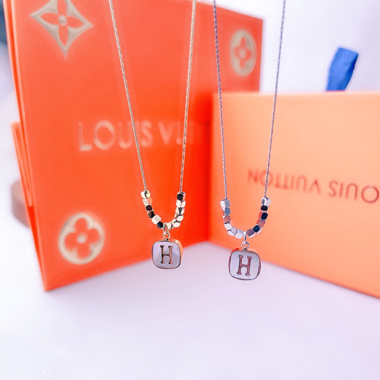 2022年新款四方来财天然贝母H字母项链轻奢小众设计短链 钛钢保色