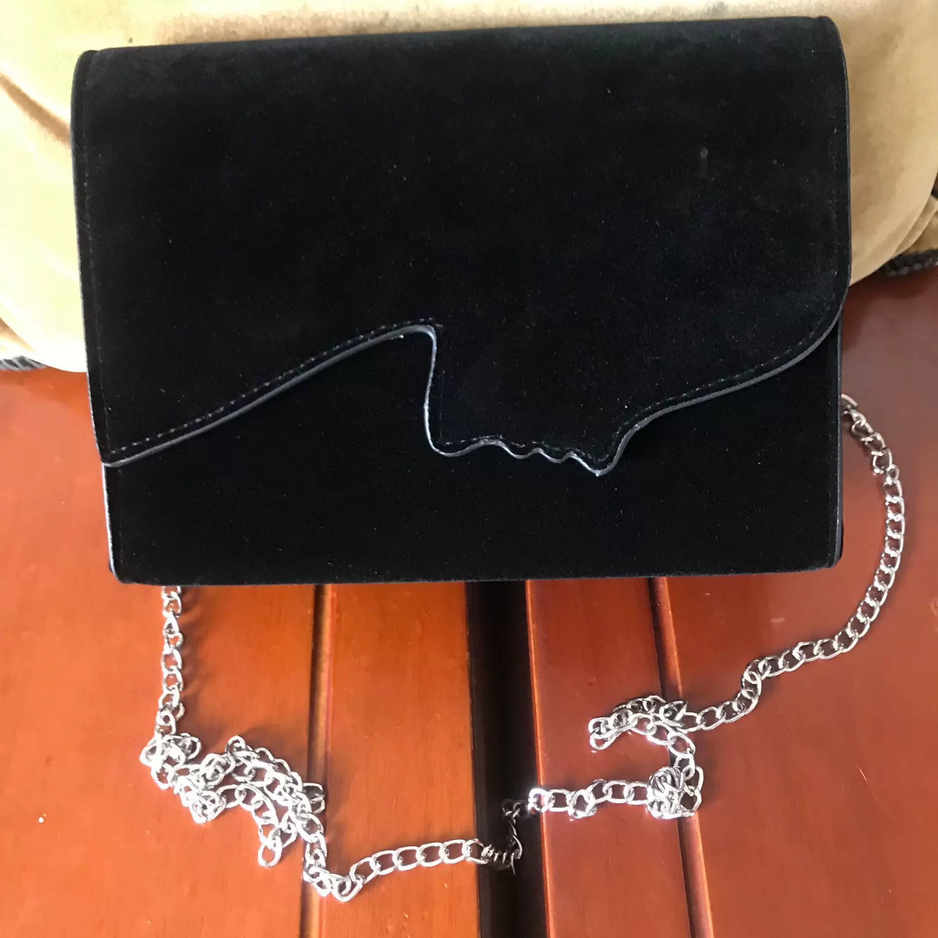 欧美复古链条女士包包新款小包女单肩斜挎定纯色pu做绒布绣花logo